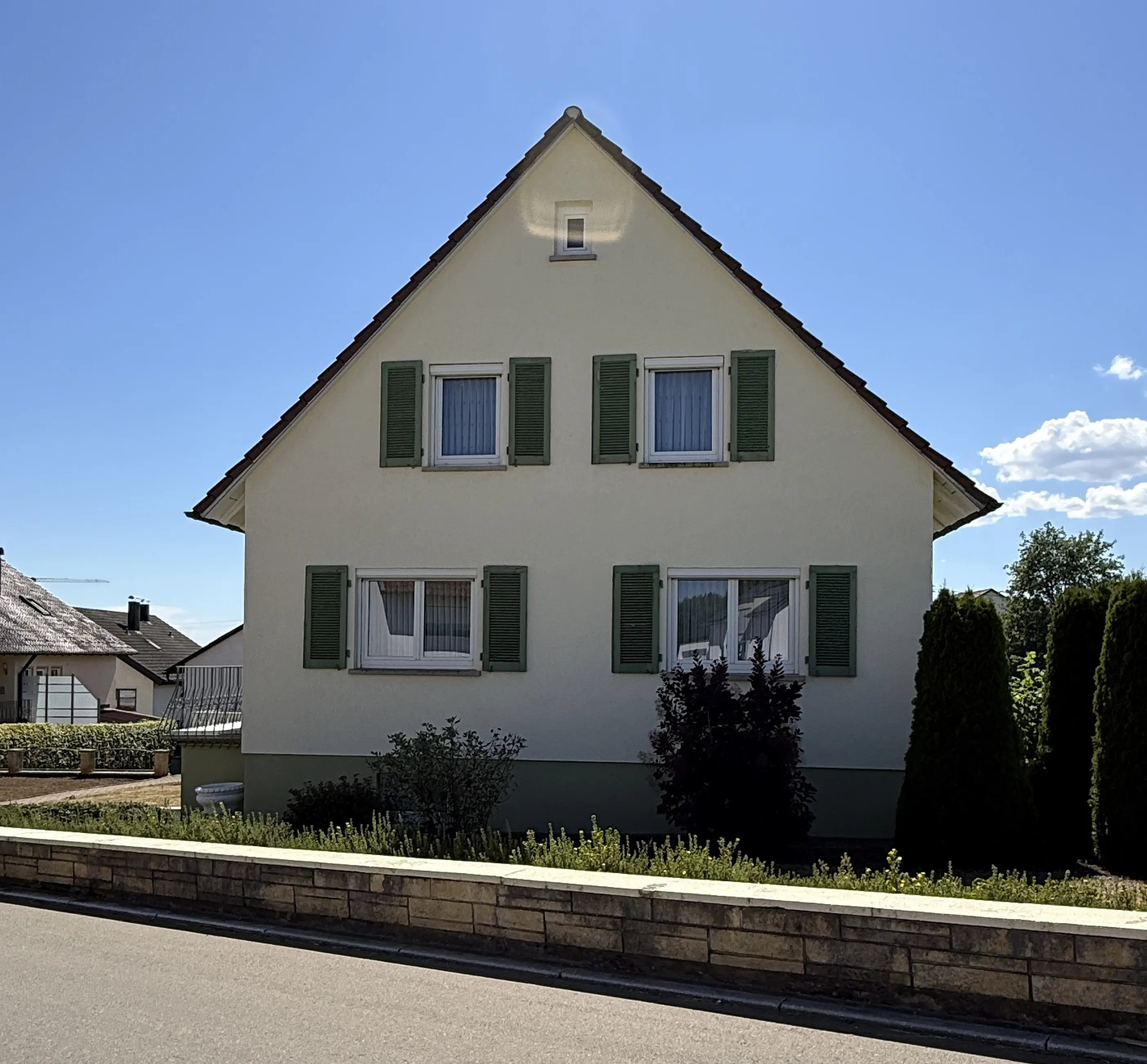 Charmantes Einfamilienhaus mit Streuobstwiese und vielseitigem Nebengebäude