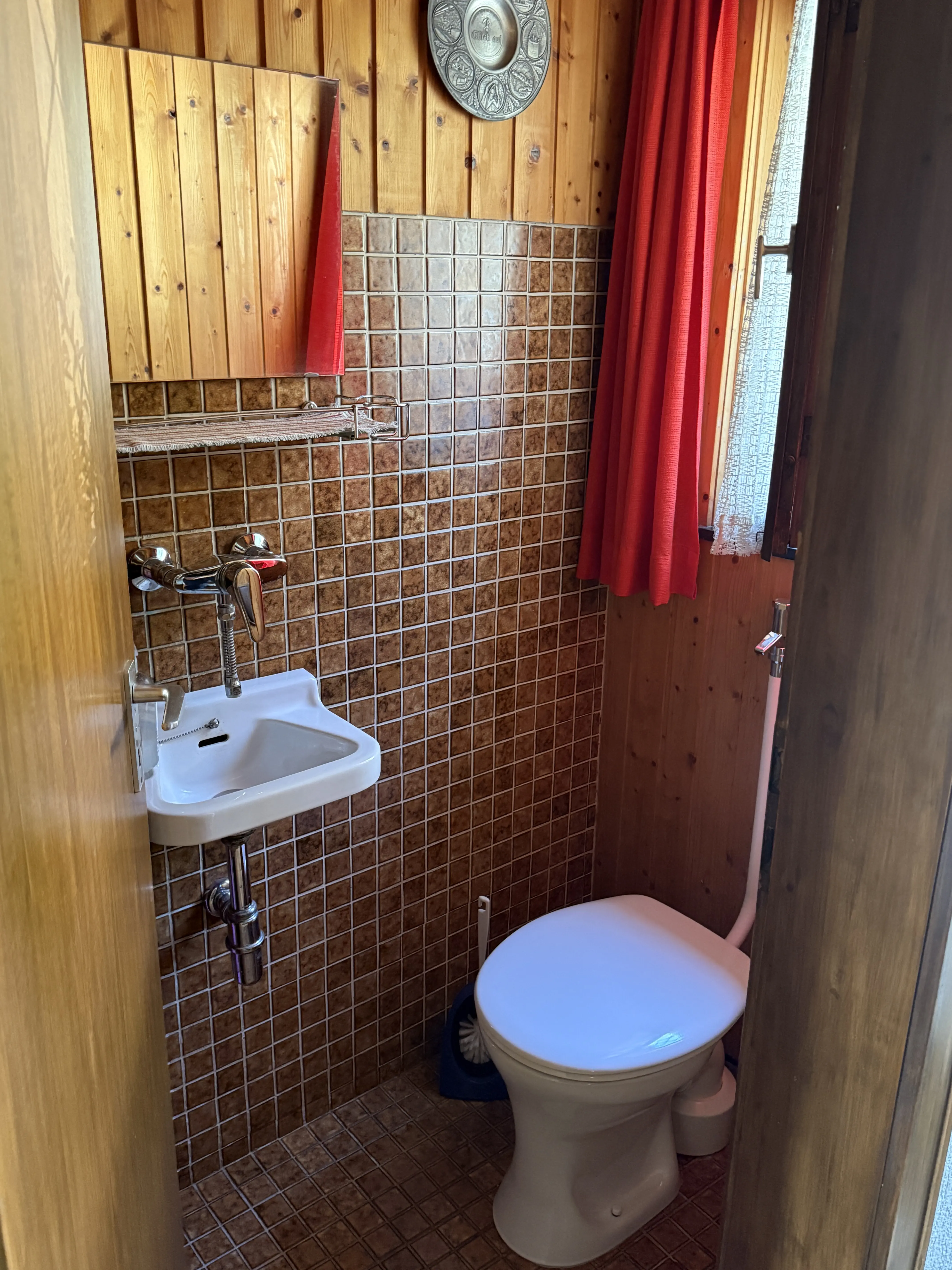 separates WC