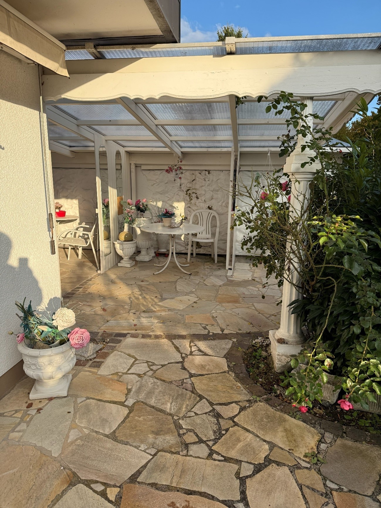 Blick auf die überdachte Terrasse